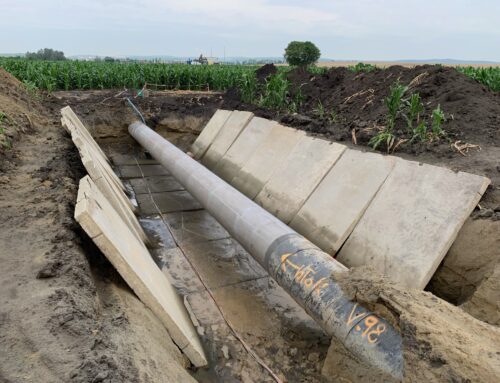 Tryskání plynového potrubí v terénu